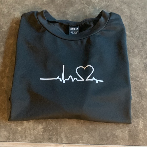 ⭐️Womens Large Graphic Design Top - Picture 2 of 6